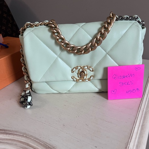 Chanel 19 season 22C brand new                    💚All inclusions ! - Picture 3 of 16